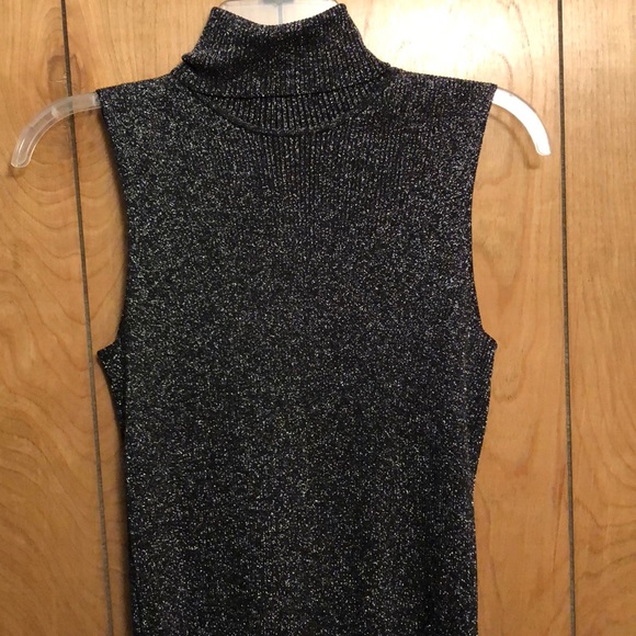 Sparkly turtle neck with no sleeves top - Picture 2 of 8
